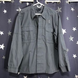 Men’s tactical shirt with multiple utility pockets